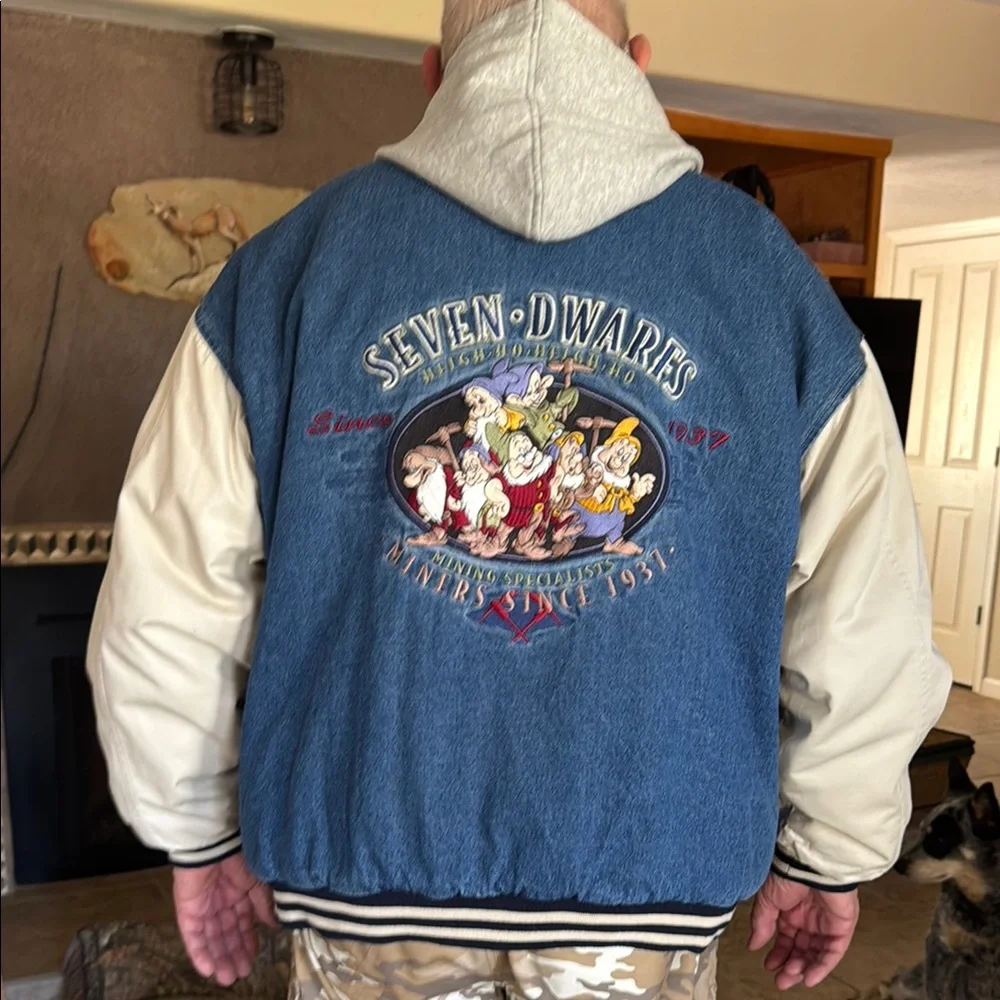 Detachable hood, this coat is in great shape! - Picture 6 of 8